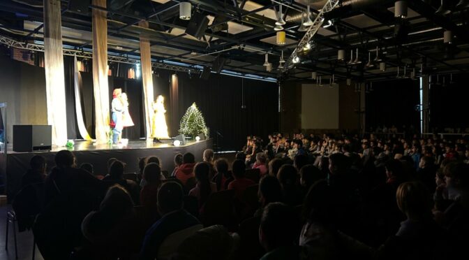 Weihnachtstheater für die gesamte Schule